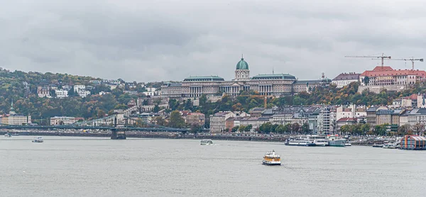 Danube à Budapest un jour d'automne pluvieux. — Photo