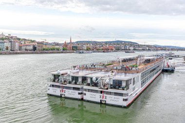 Macaristan 'ın başkenti Budapeşte' deki Tuna Nehri 'nde küçük bir vapur..
