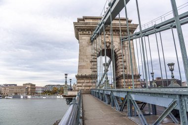 Budapeşte Macaristan 'da bulutlu bir sonbahar gününde Szechenyi Köprüsü