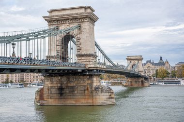 Budapeşte Macaristan 'da bulutlu bir sonbahar gününde Szechenyi Köprüsü