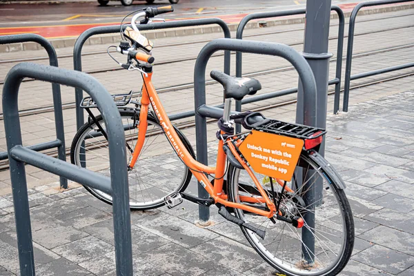 Stadsfietsverhuur op een bewolkte herfstdag in Boedapest Hongarije. — Stockfoto