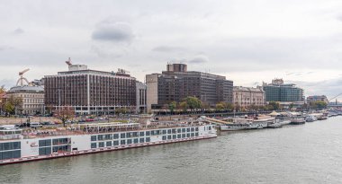 Macaristan 'ın başkenti Budapeşte' deki Tuna Nehri 'nde küçük bir vapur..