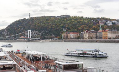 Budapeşte 'de Tuna Nehri Yağmurlu bir sonbahar gününde.