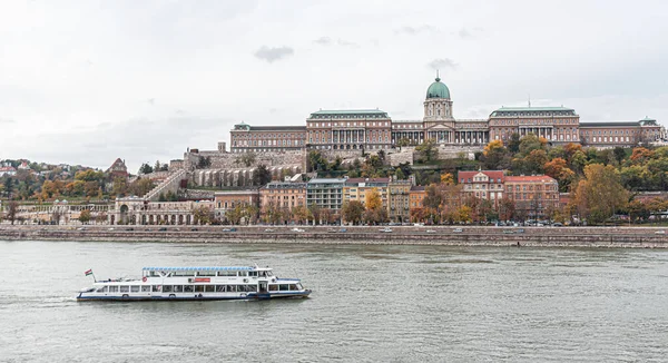 Duna folyó Budapesten egy esős őszi napon. — Stock Fotó