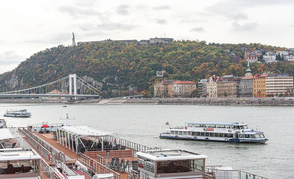 Danube river in Budapest on a rainy autumn day. — Stock Photo, Image