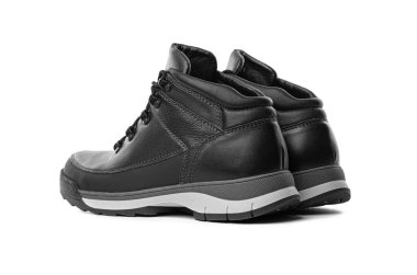 Siyah botlar beyaz arkaplanda izole edilmiş.