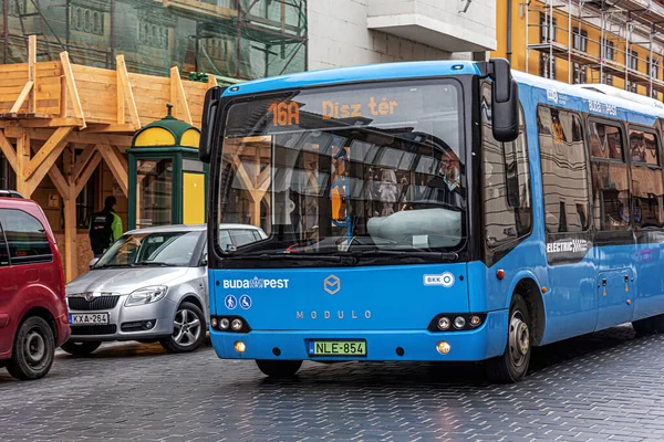 Személyszállító busz a főváros utcáján. — Stock Fotó