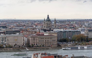 Macaristan, Budapeşte 'de sonbaharda yukarıdan Budapeşte kenti manzarası.
