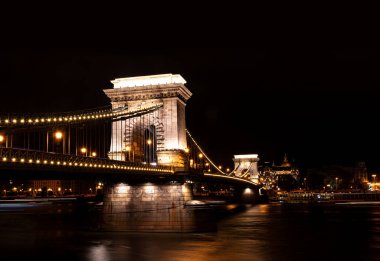 Macaristan, Budapeşte 'deki Szechenyi Köprüsü' nün gece manzarası