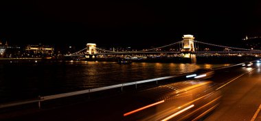 Macaristan, Budapeşte 'deki Szechenyi Köprüsü' nün gece manzarası