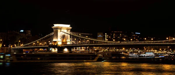 Vista da Ponte Szechenyi à noite em Budapeste, Hungria — Fotografia de Stock