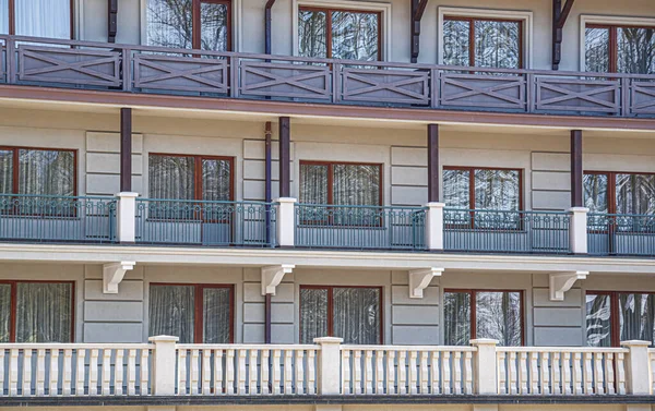 Fenster und Balkone des Gebäudes in Nahaufnahme — Stockfoto