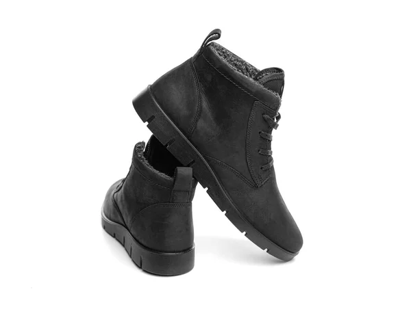 Téli cipő elszigetelt fehér háttérrel. Téli fekete csizma — Stock Fotó