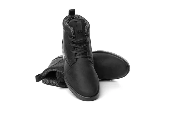 Zimní boty izolované na bílém pozadí. Zimní černé boty — Stock fotografie