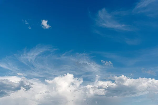 Vita moln i den blå himlen — Stockfoto