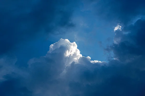 Dramatisk molnig himmel som abstrakt bakgrund — Stockfoto