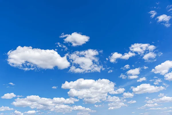 Nuvens brancas no céu azul — Fotografia de Stock