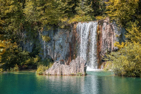 Hermosa cascada pintoresca en las montañas rocosas entre el bosque. —  Fotos de Stock