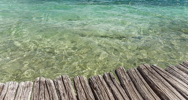 Suyun arka planında ahşap iskele