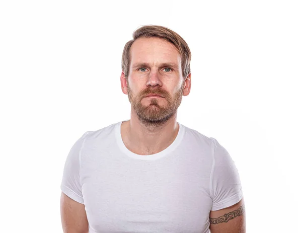 Un hombre con una barba en una camiseta blanca está aislado sobre un fondo blanco — Foto de Stock
