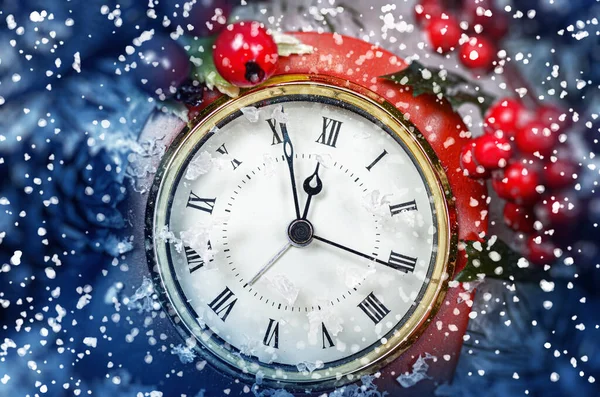 Relógio de Ano Novo e ainda vida. O relógio mostra meia-noite — Fotografia de Stock