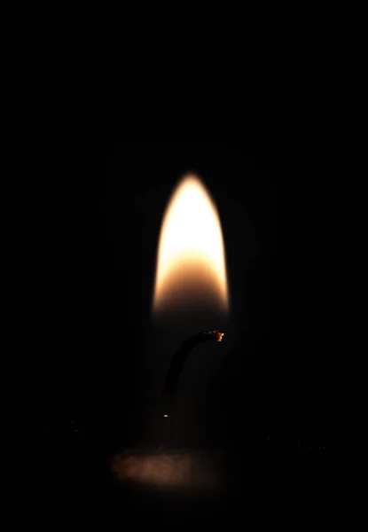 Svíčka na tmavém pozadí. — Stock fotografie