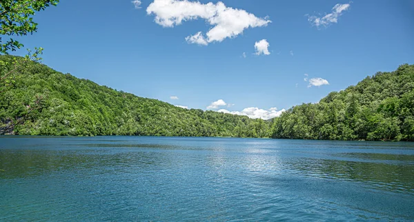 Lac aux eaux bleues sur fond de forêt et de montagnes — Photo