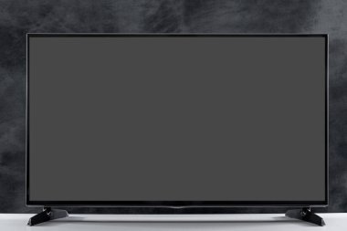 Koyu arkaplanda bilgisayar monitörü veya TV.