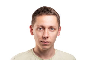 Beyaz arka planda izole edilmiş komik bir genç portresi..