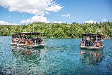 Hırvatistan 'ın Plitvice Gölündeki gölde turist botları.