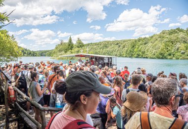Hırvatistan 'ın Plitvice Göllerine giden gemide turist kuyruğu.
