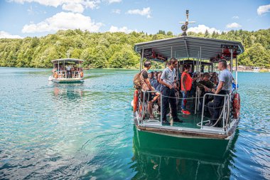 Hırvatistan 'ın Plitvice Gölündeki gölde turist botları.