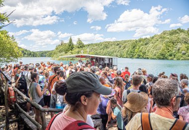 Hırvatistan 'ın Plitvice Göllerine giden gemide turist kuyruğu.