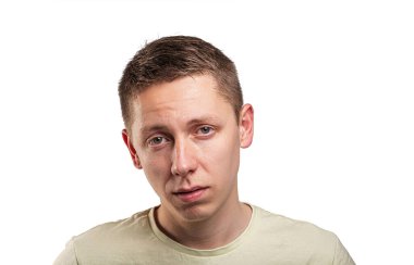 Beyaz arka planda izole edilmiş komik bir genç portresi..