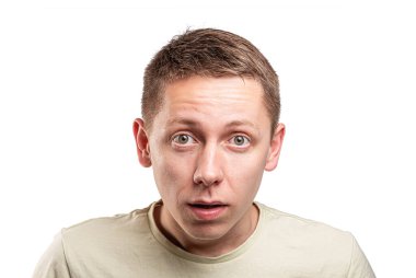 Beyaz arka planda izole edilmiş komik bir genç portresi..