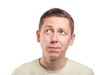 Beyaz arka planda izole edilmiş komik bir genç portresi..