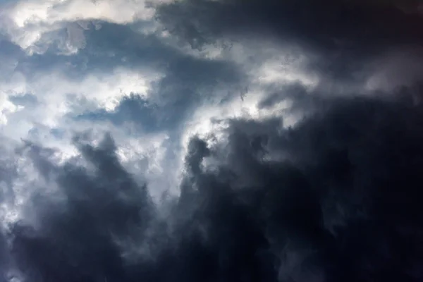 Dramatisk molnig himmel som abstrakt bakgrund — Stockfoto