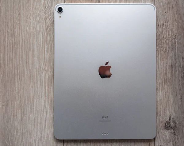 Ipad pro 12,9 Zoll von Apple inc. auf einem Holztisch. — Stockfoto