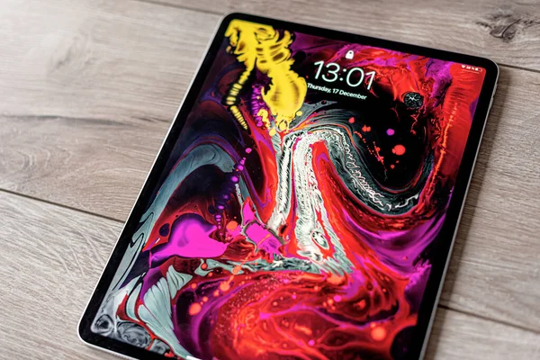 Ipad pro 12.9 인치 from Apple inc. 나무 테이블에. — 스톡 사진