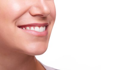 Beyaz arka planda izole edilmiş beyaz dişli kadın yüzü.