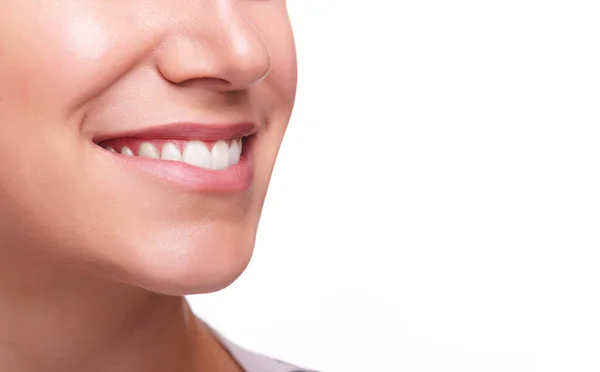 Vrouwelijke gezicht met witte tanden geïsoleerd op witte achtergrond — Stockfoto