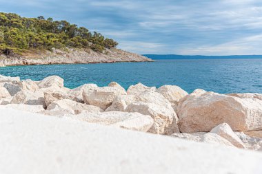 Deniz kıyısındaki taş iskeleye..