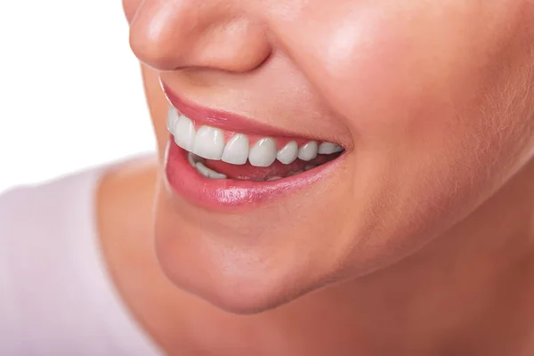 Kvinna ansikte med vita tänder isolerad på vit bakgrund — Stockfoto