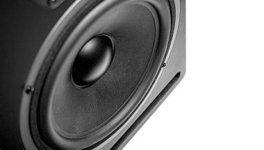 Siyah konuşmacı beyaz arkaplanda izole edildi.