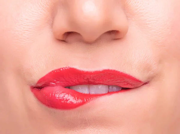 Cara de mulher com batom vermelho nos lábios e dentes brancos. — Fotografia de Stock
