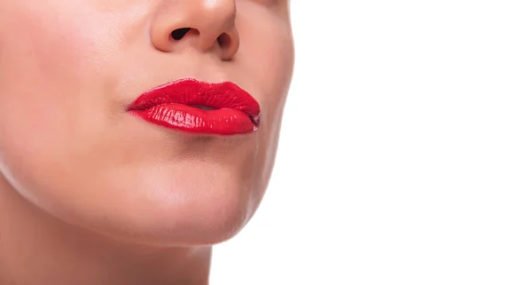 Vrouwen gezicht met rode lippenstift op de lippen en witte tanden. — Stockfoto