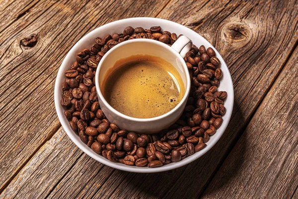 Taza con café en una mesa de madera. —  Fotos de Stock