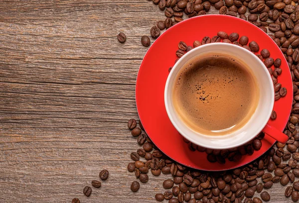 Copo com café em uma mesa de madeira. — Fotografia de Stock