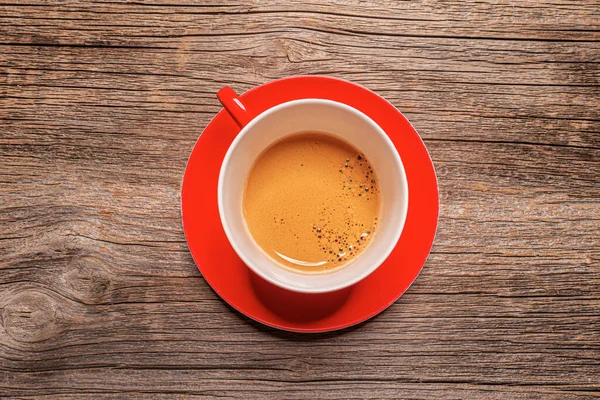 Tasse mit Kaffee auf einem Holztisch. — Stockfoto