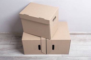 Karton kutularla dolu boş bir oda.